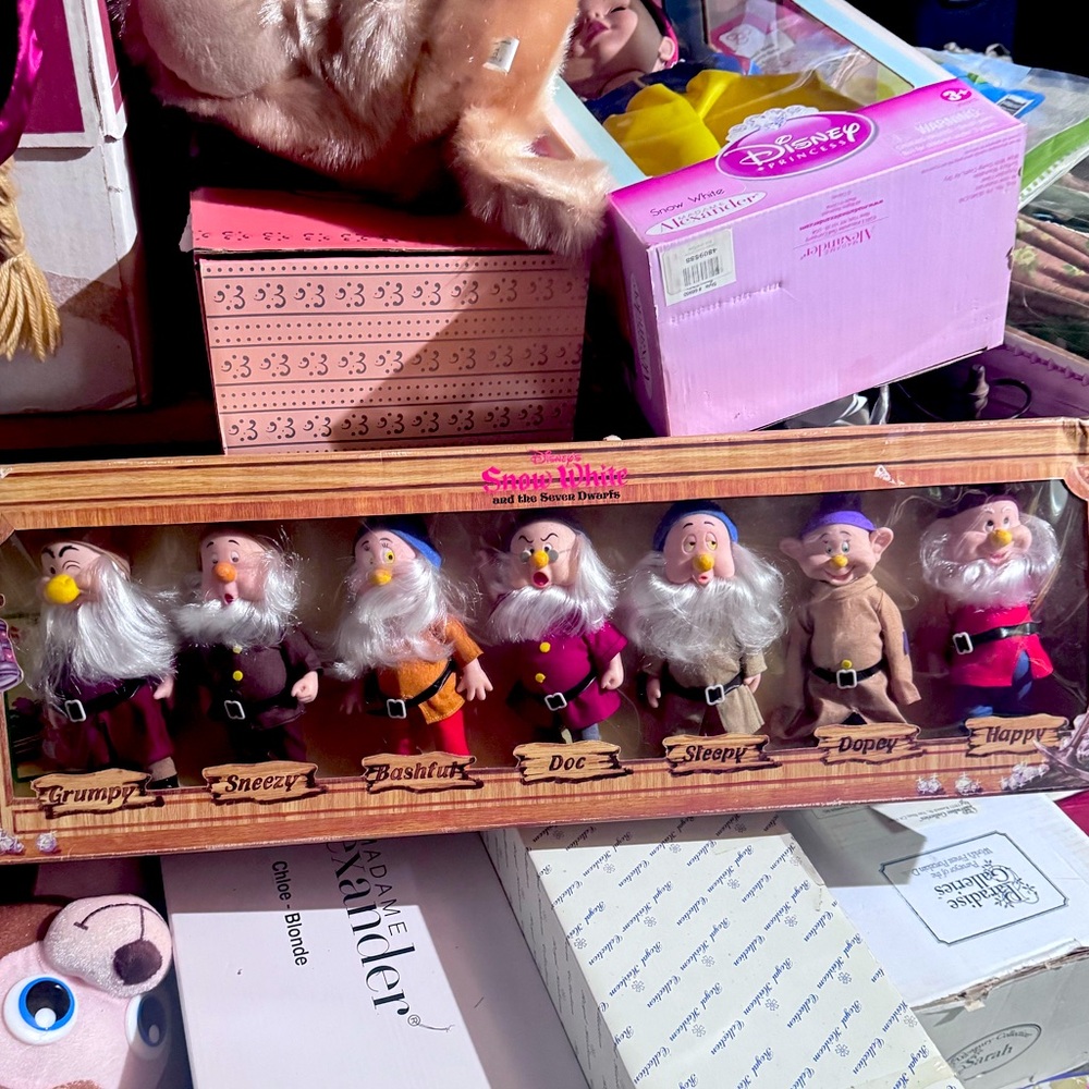 Disney’s Snow White and the seven dwarfs figurine set NIB. CHRISTMAS SALE!